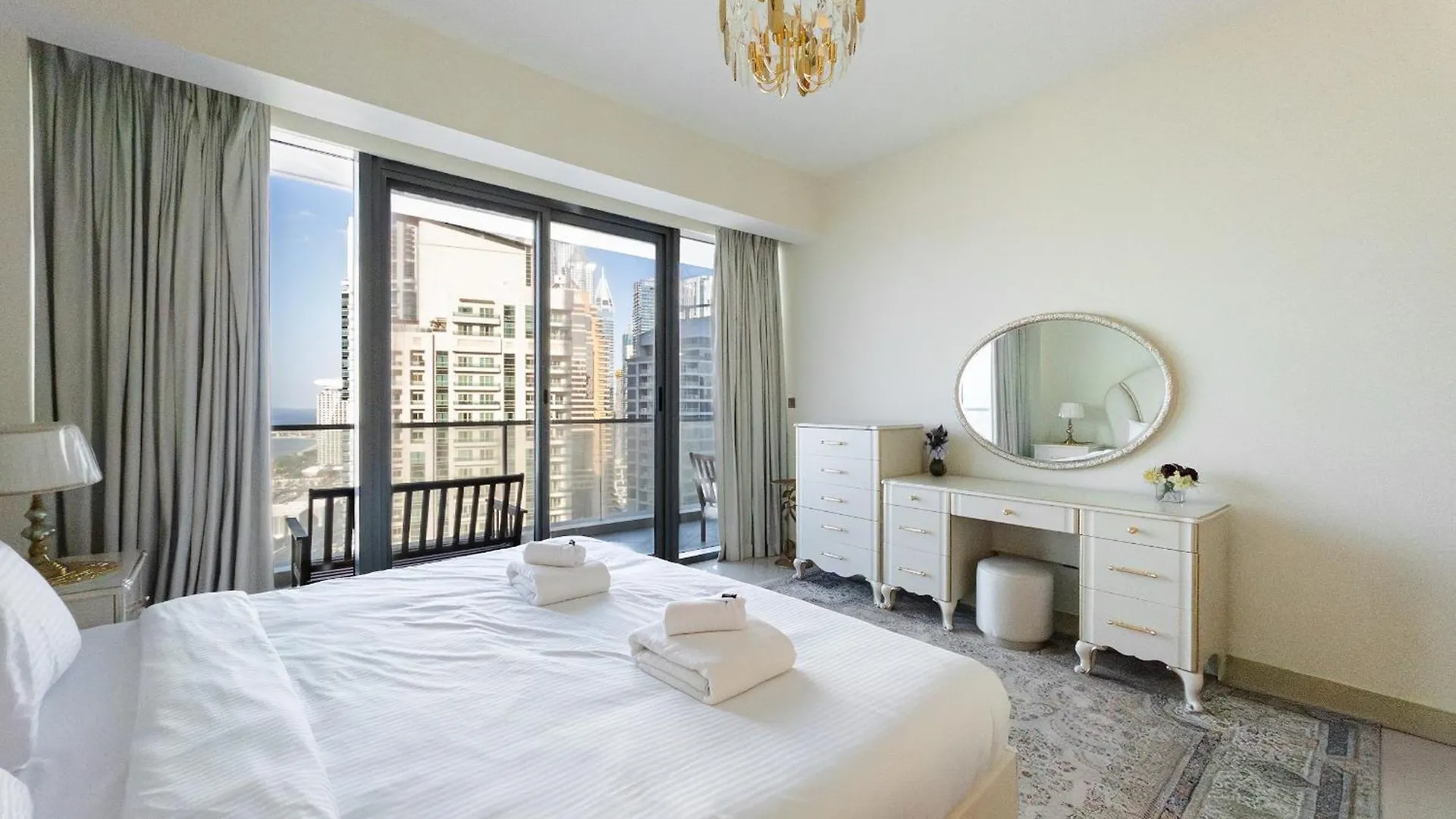 Luxury 2 Bdr Apartment, Overlooking Palm Jumeirah Dubai
